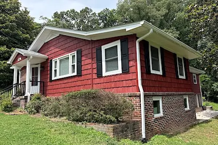 Oak Ridge home on Pickwick Lane with Lighthouse Red Staggered Shake Siding
